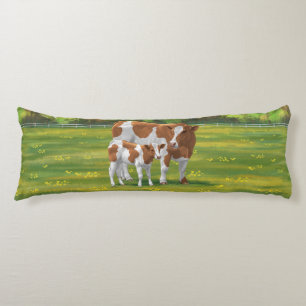 Guernsey Koe en Cute Calf in Summer Pasture Lichaamskussen
