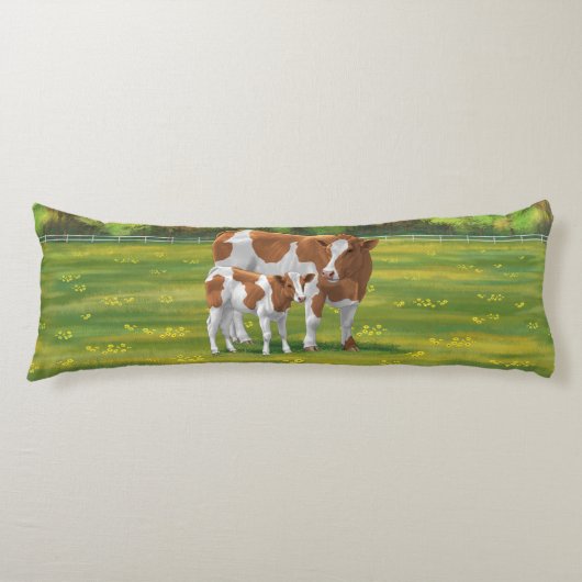 Guernsey Koe en Cute Calf in Summer Pasture Lichaamskussen (Voorkant)