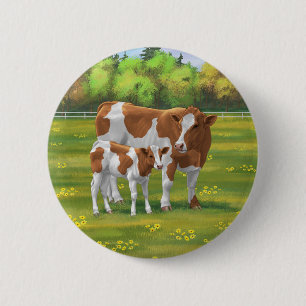 Guernsey Koe en Cute Calf in Summer Pasture Ronde Button 5,7 Cm