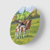 Guernsey Koe en Cute Calf in Summer Pasture Ronde Klok (Hoek)