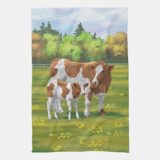 Guernsey Koe en Cute Calf in Summer Pasture Theedoek (Verticaal)