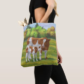 Guernsey Koe en Cute Calf in Summer Pasture Tote Bag (Dichtbij)