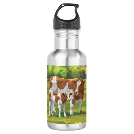 Guernsey Koe en Cute Calf in Summer Pasture Waterfles (Voorkant)