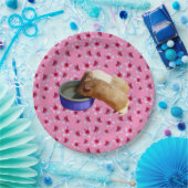 Guinee stijgt op roze bloesems, papieren bordje (Feest)