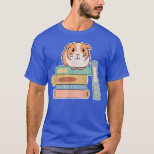 Guinese varkensstapel bovenop een stapel boeken vo t-shirt