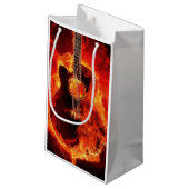 Guitaar in brand klein cadeauzakje (Achterkant Gekanteld)