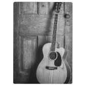 Guitaar tegen deur in zwart-wit klembord (Achterkant)