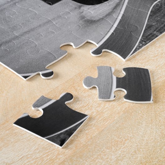 Guitaar tegen deur in zwart-wit legpuzzel (Zijkant)