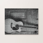 Guitaar tegen deur in zwart-wit legpuzzel (Horizontaal)
