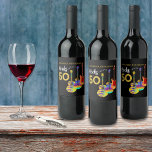 Guitar 50th Birthday Party - Gepersonaliseerd Wijn Etiket<br><div class="desc">Speciaal Rocks 50 50ste verjaardagswijnlabels voorzien van drie coole waterverf gitaardesign op zwarte achtergrond. Een elektrische gitaar met een vuurpatroon en een rode oogstbescherming, een meerkleurige semi-akoestische gitaar en een psychedelische klassieke akoestische gitaarillustratie met gepersonaliseerde zwarte en gouden moderne coole typografie. Deze gebruiksvriendelijke sjabloon creëer is het perfecte feestdecor om...</div>