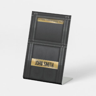 Guitar amp met aangepaste naam reclamebord met voetstuk