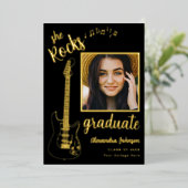 Guitar Rock Music Graduation Party Zwart en Goud Folie Uitnodiging (Staand Voorkant)