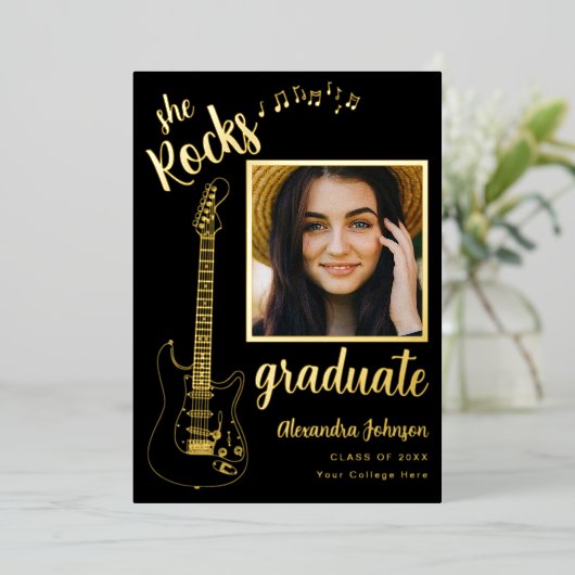 Guitar Rock Music Graduation Party Zwart en Goud Folie Uitnodiging (Staand Voorkant)