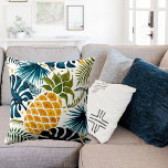 Gulden anananasappelblauw bladblauw wit kussen<br><div class="desc">Een grote gouden anananas op een blauw en groen gekleurd bladbladerbladpatroon van palmbladeren. Witte achtergrond.</div>