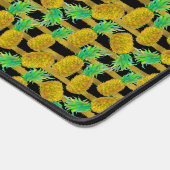 Gulden anananassen op strepen bureaumat (Hoek)