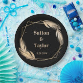 Gulden veren op zwarte repetitie papieren bordje (Feest)