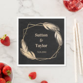 Gulden veren op zwarte repetitie servet (Insitu)