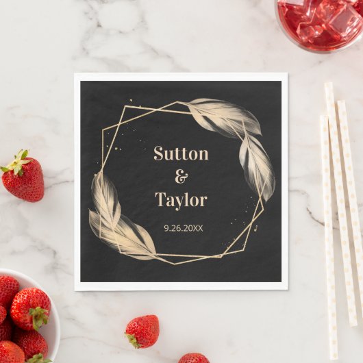 Gulden veren op zwarte repetitie servet (Insitu)