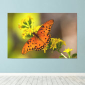 Gulf Fritillary aka Passion Butterfly on Goldenrod Canvas Afdruk (Insitu (Houten vloer))