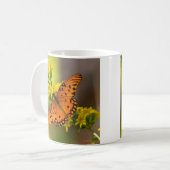 Gulf Fritillary aka Passion Butterfly on Goldenrod Koffiemok (Voorkant links)