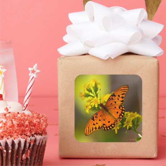 Gulf Fritillary aka Passion Butterfly on Goldenrod Vierkante Sticker (Feest)