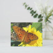Gulf Fritillary Butterfly rusten op Sunflower Briefkaart (Staand voorkant)