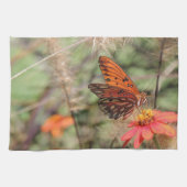 Gulf Fritillary on Zinnia Theedoek (Horizontaal)