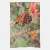 Gulf Fritillary on Zinnia Theedoek (Verticaal)