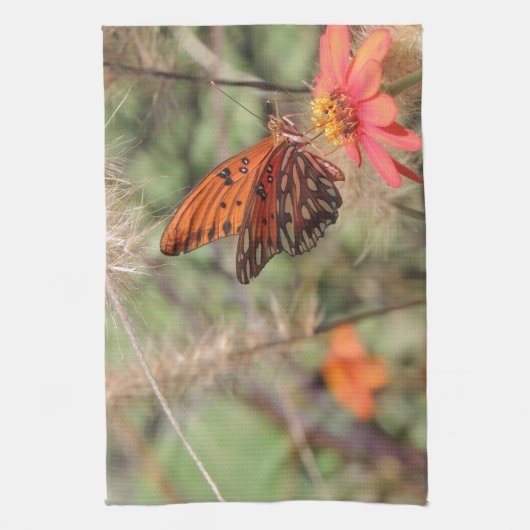 Gulf Fritillary on Zinnia Theedoek (Verticaal)