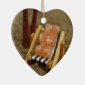 Gummy Beer die op strand terugvalt Keramisch Ornament (Rechts)