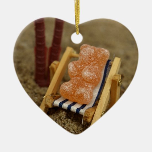 Gummy Beer die op strand terugvalt Keramisch Ornament (Voorkant)