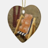 Gummy Beer die op strand terugvalt Keramisch Ornament (Links)