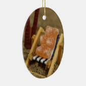 Gummy Beer die op strand terugvalt Keramisch Ornament (Rechts)