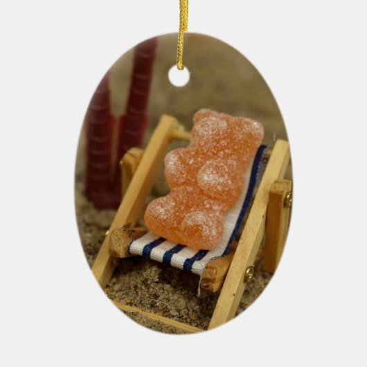 Gummy Beer die op strand terugvalt Keramisch Ornament (Voorkant)
