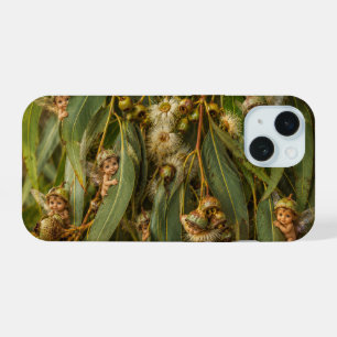 Gumnut-babypjes die achter eucalyptusbladeren glur iPhone 15 case
