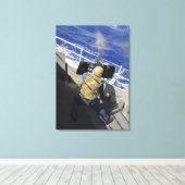 Gunners Mate die een pistool van 50 kaliber ontste Canvas Afdruk (Insitu (Houten vloer))