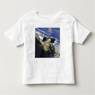Gunners Mate die een pistool van 50 kaliber ontste Kinder Shirts