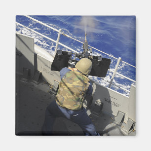 Gunners Mate die een pistool van 50 kaliber ontste Magneet