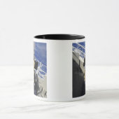 Gunners Mate die een pistool van 50 kaliber ontste Mok (Midden)