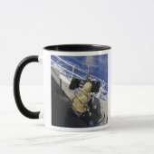 Gunners Mate die een pistool van 50 kaliber ontste Mok (Links)