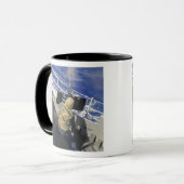 Gunners Mate die een pistool van 50 kaliber ontste Mok (Voorkant links)