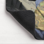 Gunners Mate die een pistool van 50 kaliber ontste Muismat (Hoek)