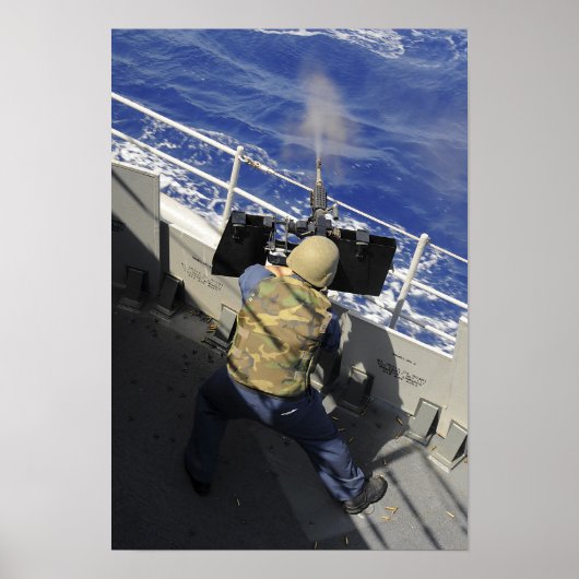Gunners Mate die een pistool van 50 kaliber ontste Poster (Voorkant)