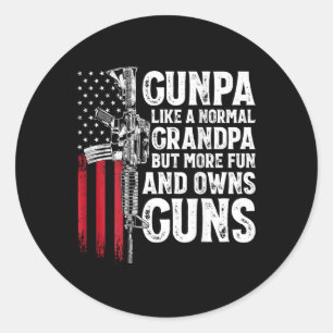 Gunpa als een normale opa plezier en bezit Pistole Ronde Sticker