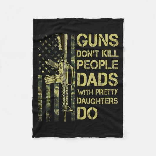 Guns Don't Kill People Dads With Pretty Daughters Fleece Deken (Voorkant)