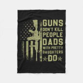 Guns Don't Kill People Dads With Pretty Daughters  Fleece Deken (Voorkant)