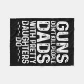 Guns Don't Kill People Dads With Pretty Daughters Fleece Deken (Voorkant (Horizontaal))