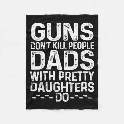 Guns Don't Kill People Dads With Pretty Daughters Fleece Deken (Voorkant)