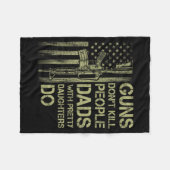 Guns Don't Kill People Dads With Pretty Daughters Fleece Deken (Voorkant (Horizontaal))