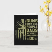 Guns Don't Kill People Dads With Pretty Daughters Kaart (Gele Bloem)